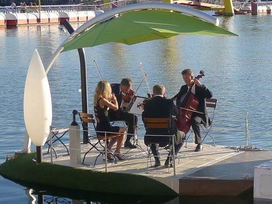 Auf der Alten Donau kann in Booten Konzerten gelauscht werden.