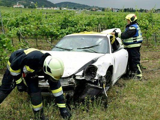 Der Lenker des Porsches wurde bei dem Unfall verletzt.
