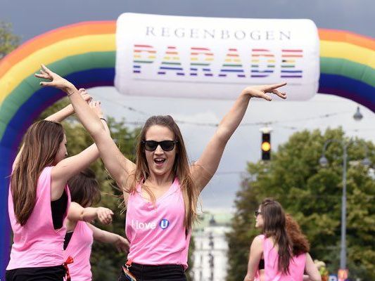 100.000 Menschen waren bei der Regenbogenparade dabei. 100.000 Menschen waren bei der Regenbogenparade dabei.