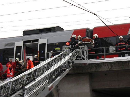 Bei dem Unglück 2013 wurden mehrere Fahrgäste verletzt.