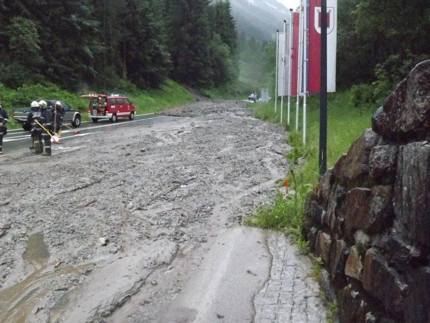 Gättertobel trat nahe der Mautstelle über die Ufer. Gättertobel trat nahe der Mautstelle über die Ufer.