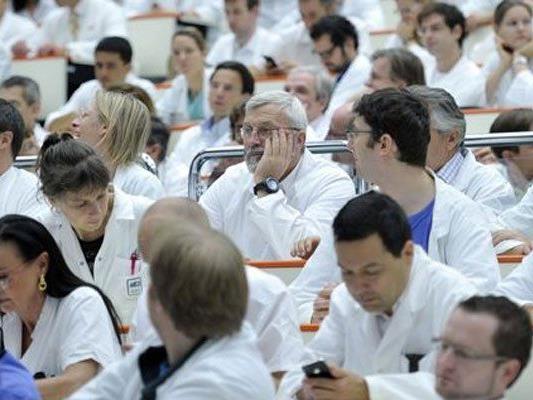 Die Spitalsärzte des KAV werden über ihre Streikbereitschaft befragt