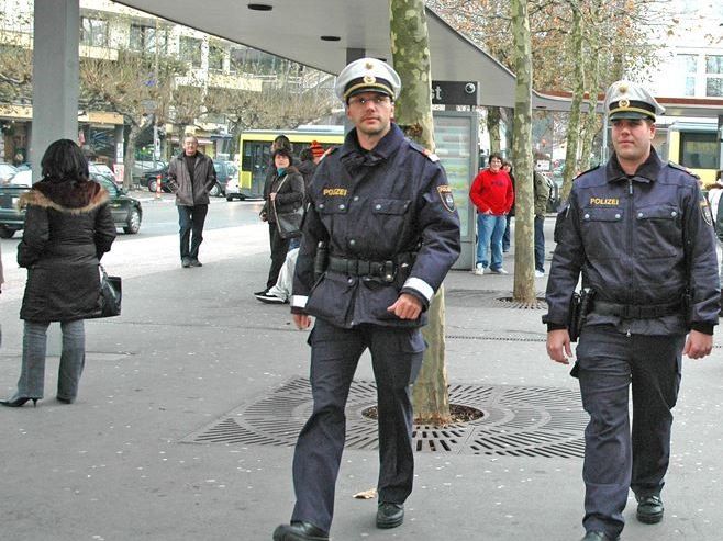 Stadtpolizisten auf Streife. Stadtpolizisten auf Streife.