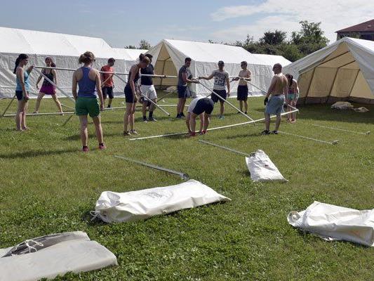 Das Lager in Traiskirchen ist überfüllt, Zelte mussten aufgebaut werden.