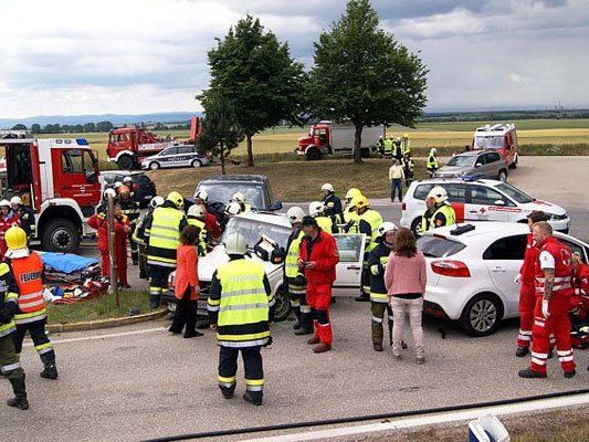 Acht Personen wurden bei dem Unfall am Sonntag verletzt. Acht Personen wurden bei dem Unfall am Sonntag verletzt.