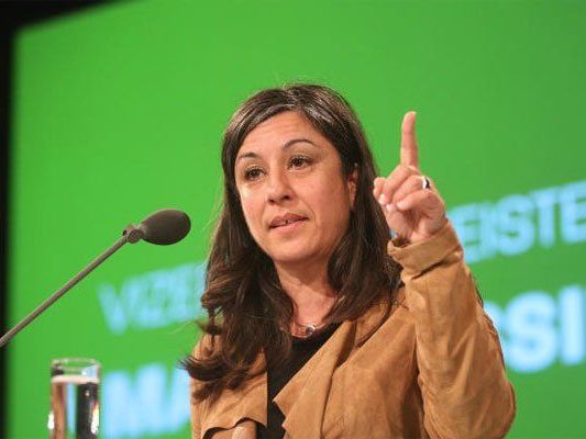 Vizebürgermeisterin Maria Vassilakou hebt mahnend den Zeigefinder Richtung SPÖ.