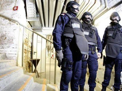 Wien - Neubau: Mann bedroht Polizisten mit einer Axt