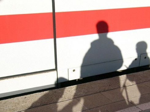 Mann am Bahnhof Mödling von Zug erfasst Mann am Bahnhof Mödling von Zug erfasst