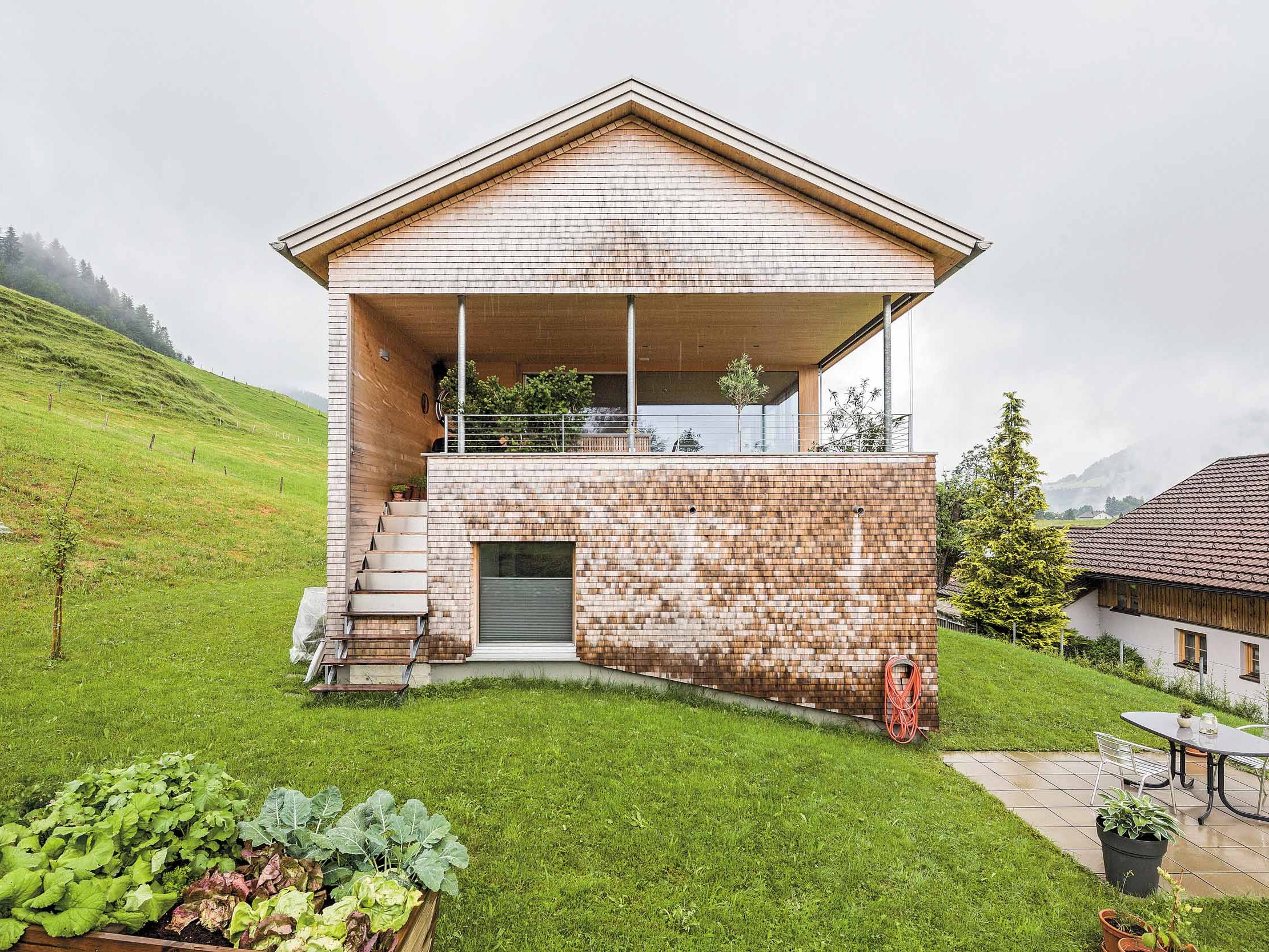 Hineingeschnitten die Terrasse erweitert den Wohn- Essraum und schafft Verbindung zum Garten. Hineingeschnitten die Terrasse erweitert den Wohn- Essraum und schafft Verbindung zum Garten.
