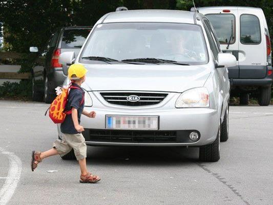 Das Kind lief zwischen geparkten Autos plötzlich auf die Straße.