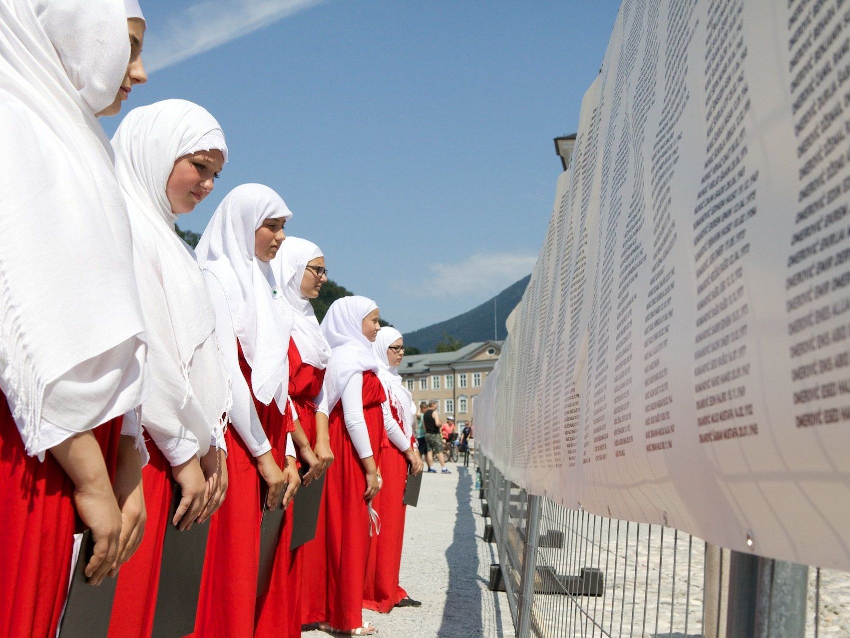 MENSCHSEIN. Srebrenica Gedenkfeier in Salzburg MENSCHSEIN. Srebrenica Gedenkfeier in Salzburg