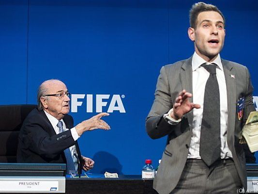 Brodkin bewarf Blatter mit Dollar-Scheinen Brodkin bewarf Blatter mit Dollar-Scheinen