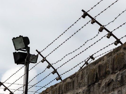 Laut Sicherheitsbericht 2014 waren weniger Jugendliche im Gefängnis. Laut Sicherheitsbericht 2014 waren weniger Jugendliche im Gefängnis.