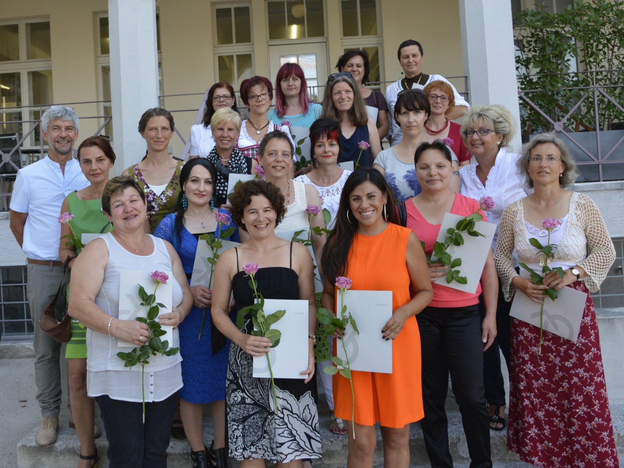Die frischgebackenen Heimhelferinnen stellten sich für ein Abschlussfoto bereit. Die frischgebackenen Heimhelferinnen stellten sich für ein Abschlussfoto bereit.