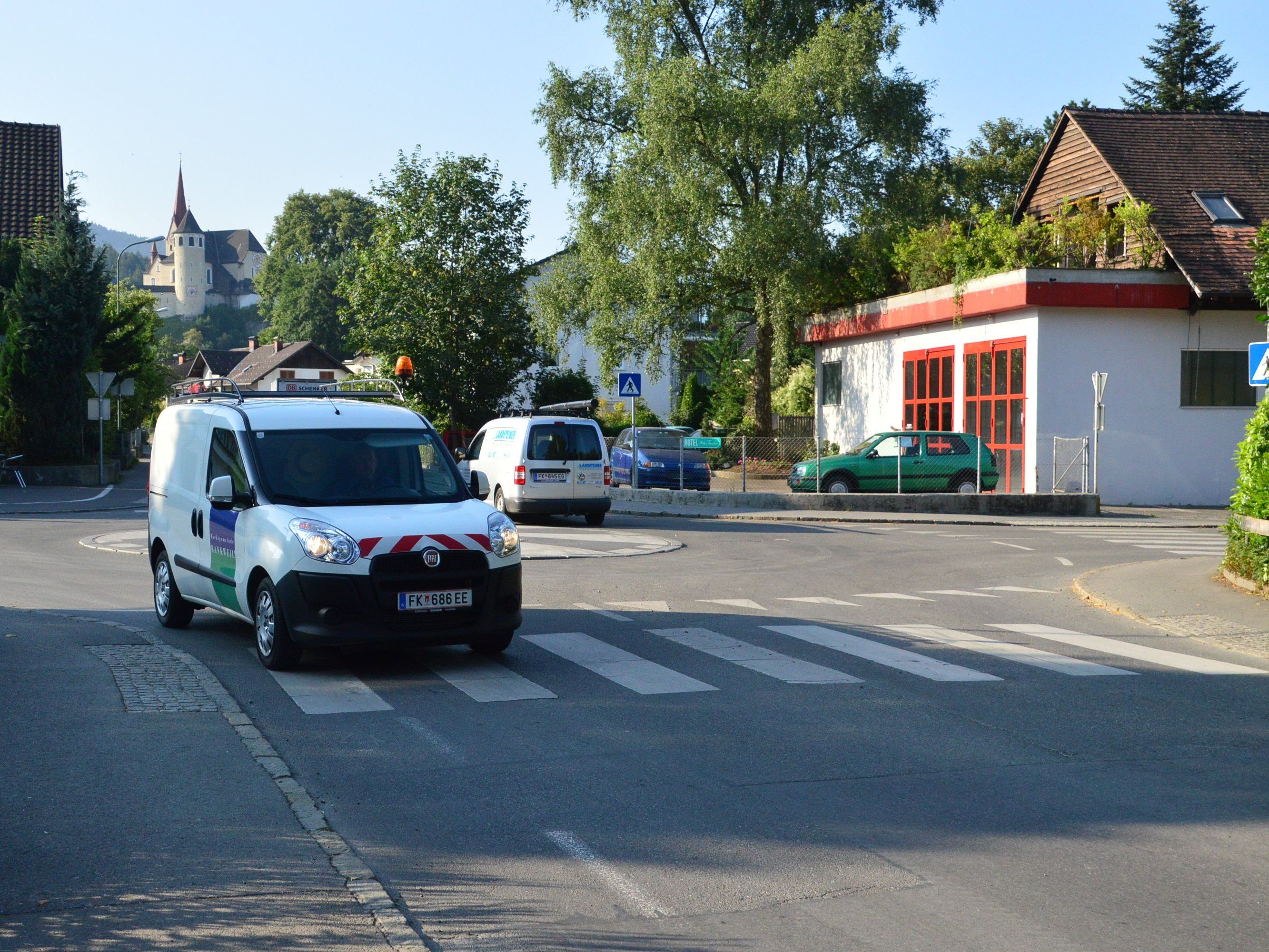 Der Mini-Kreisverkehr in der Hadeldorfstraße ist ab Dienstag, 11. August gesperrt. Der Mini-Kreisverkehr in der Hadeldorfstraße ist ab Dienstag, 11. August gesperrt.