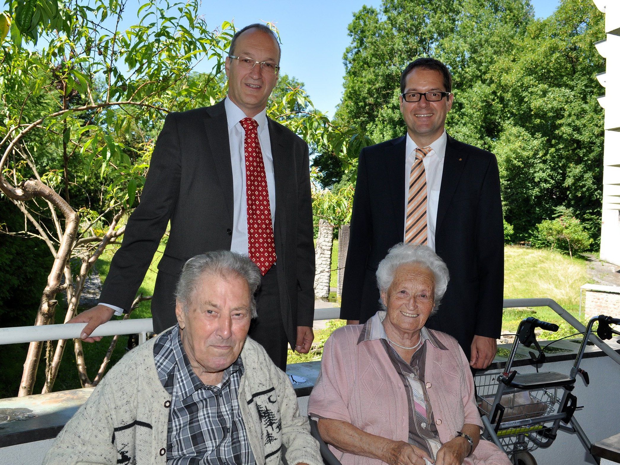 Die Sparkasse Bregenz zu Besuch im Seniorenheim Tschermakgarten. Vlnr: Klaus Müller, Geschäftsführer St. Anna-Hilfe, Mag. Martin Jäger, Vorstand Sparkasse Bregenz, Rudolf Tammerl und Luise Sperger, Bewohner des Seniorenheims.