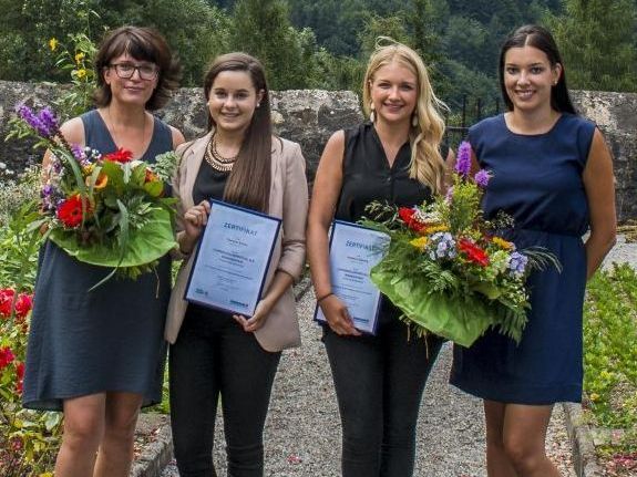 v.l.n.r.: Freude über zwei neue Lehrabschlüsse: Verena Depaoli, Ramona Sohler, Annalena Glanznig, Vanessa Voppichler