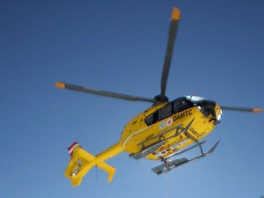 Die verletzte Bergsteigerin musste mit den Helikopter in ein Krankenhaus geflogen werden.