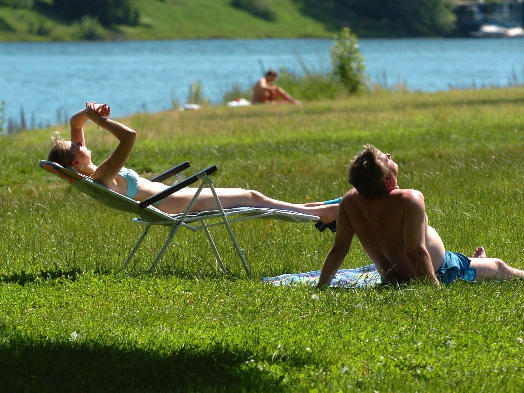 Ein nackter Mann bedrohte und beschimpfte Badegäste auf der Donauinsel. Ein nackter Mann bedrohte und beschimpfte Badegäste auf der Donauinsel.