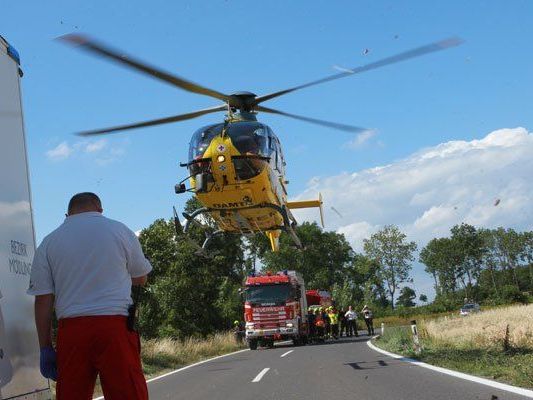 Der Motorradlenker wurde bei dem Unfall schwer verletzt. Der Motorradlenker wurde bei dem Unfall schwer verletzt.