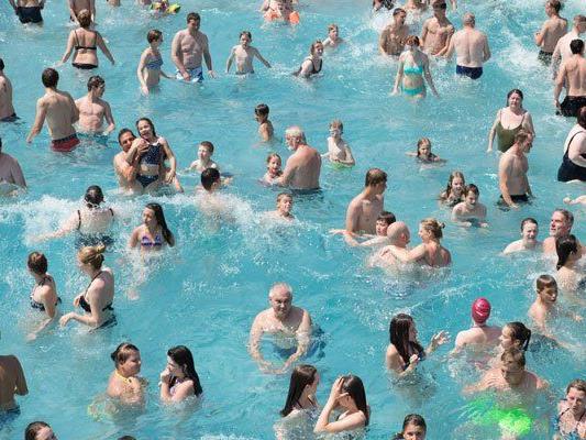Mehr als 220.000 Besucher suchten am Samstag und Sonntag Abkühlung in einem Freibad.