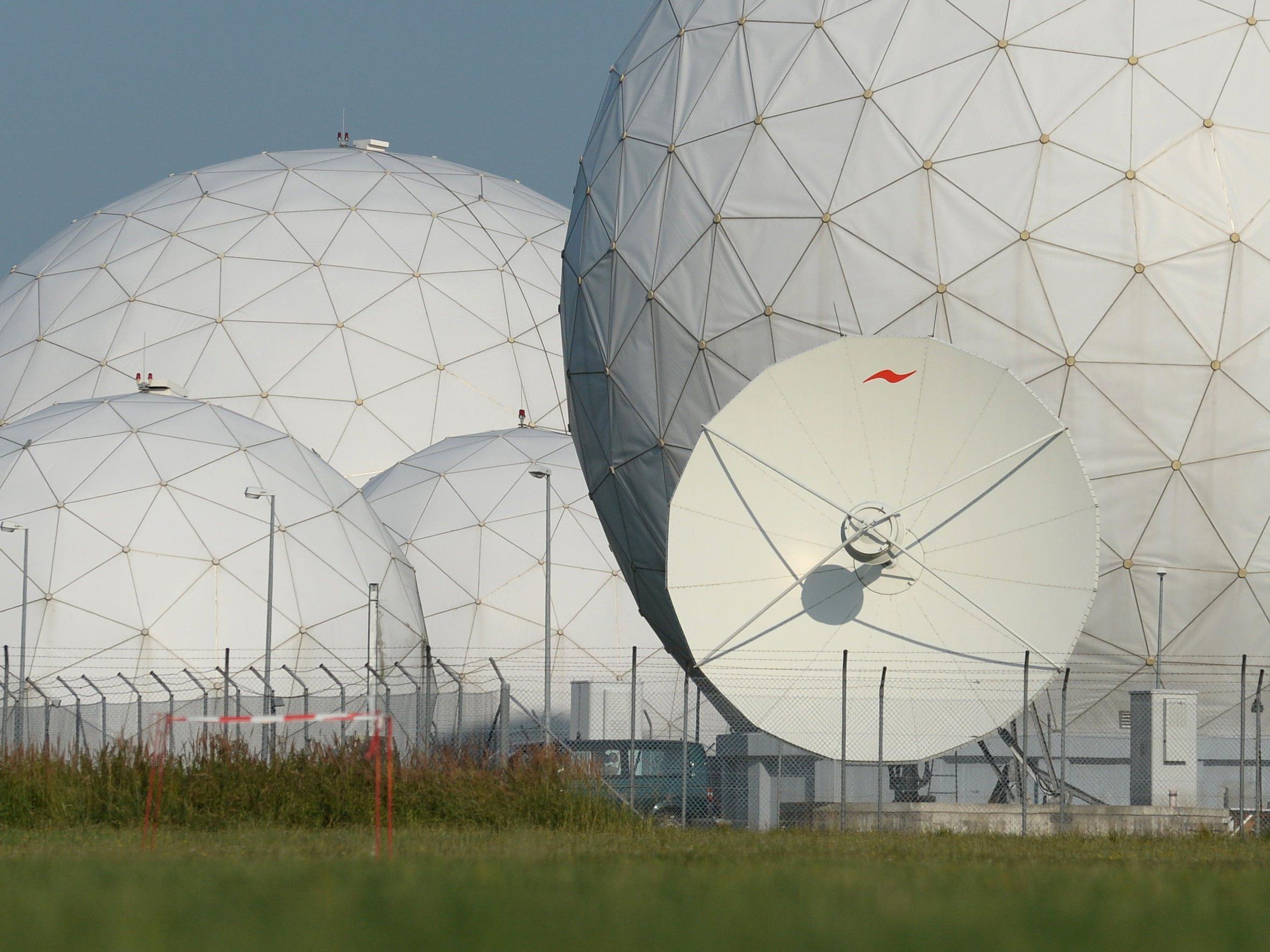 Radarkuppeln (Radome) auf dem Gelände der Abhörstation des Bundesnachrichtendienstes (BND) in Bayern.