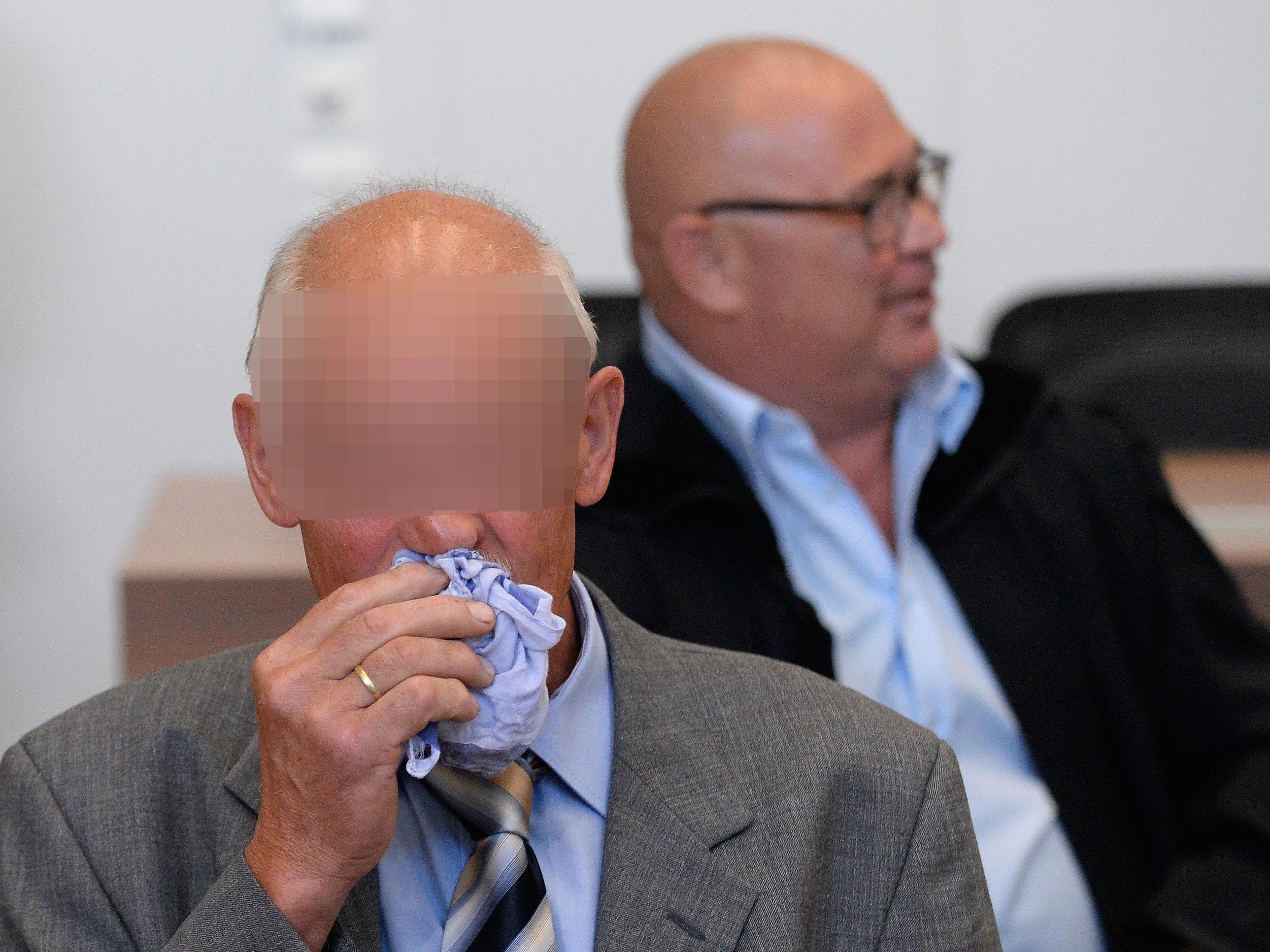 Der 58-jährige "Kellerbesitzer" vor Beginn eines Prozesses wegen Wiederbetätigung am Donnerstag, 2. Juli 2015, im Landesgericht Eisenstadt.