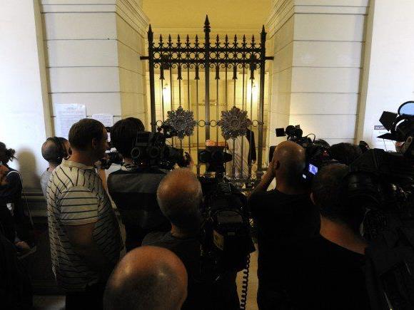 Journalisten vor dem Großen Schwurgerichtssaal vor Beginn des Prozesses gegen einen 17-jährigen Angeklagten der in Syrien für die der Terrormiliz "Islamischer Staat" (IS) gekämpft haben soll, vor Prozessbeginn am Landesgericht in Wien