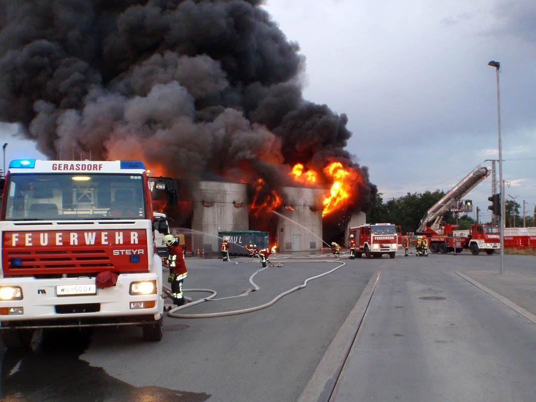Sogar Verkehrsflugzeuge meldeten den Brand der Lagerhalle.