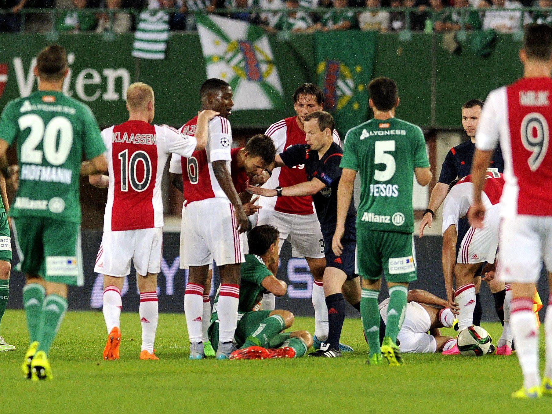 Rapid gegen Ajax: Stefan Schwab sah nach dem brutalen Foul die Rote Karte.