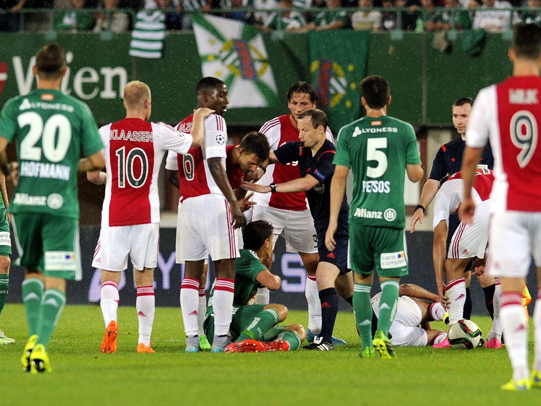 Rapid gegen Ajax: Stefan Schwab sah nach dem brutalen Foul die Rote Karte. Rapid gegen Ajax: Stefan Schwab sah nach dem brutalen Foul die Rote Karte.