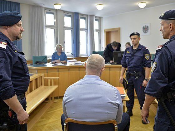 Aslan G. (R) und ein Justizwachebeamter beim Prozess in Wien Aslan G. (R) und ein Justizwachebeamter beim Prozess in Wien