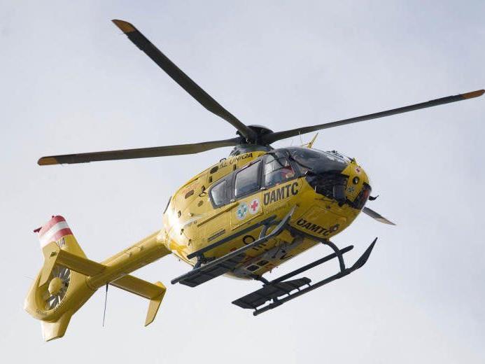 Kranfahrer nach Arbeitsunfall verletzt ins Lkh Feldkirch geflogen.