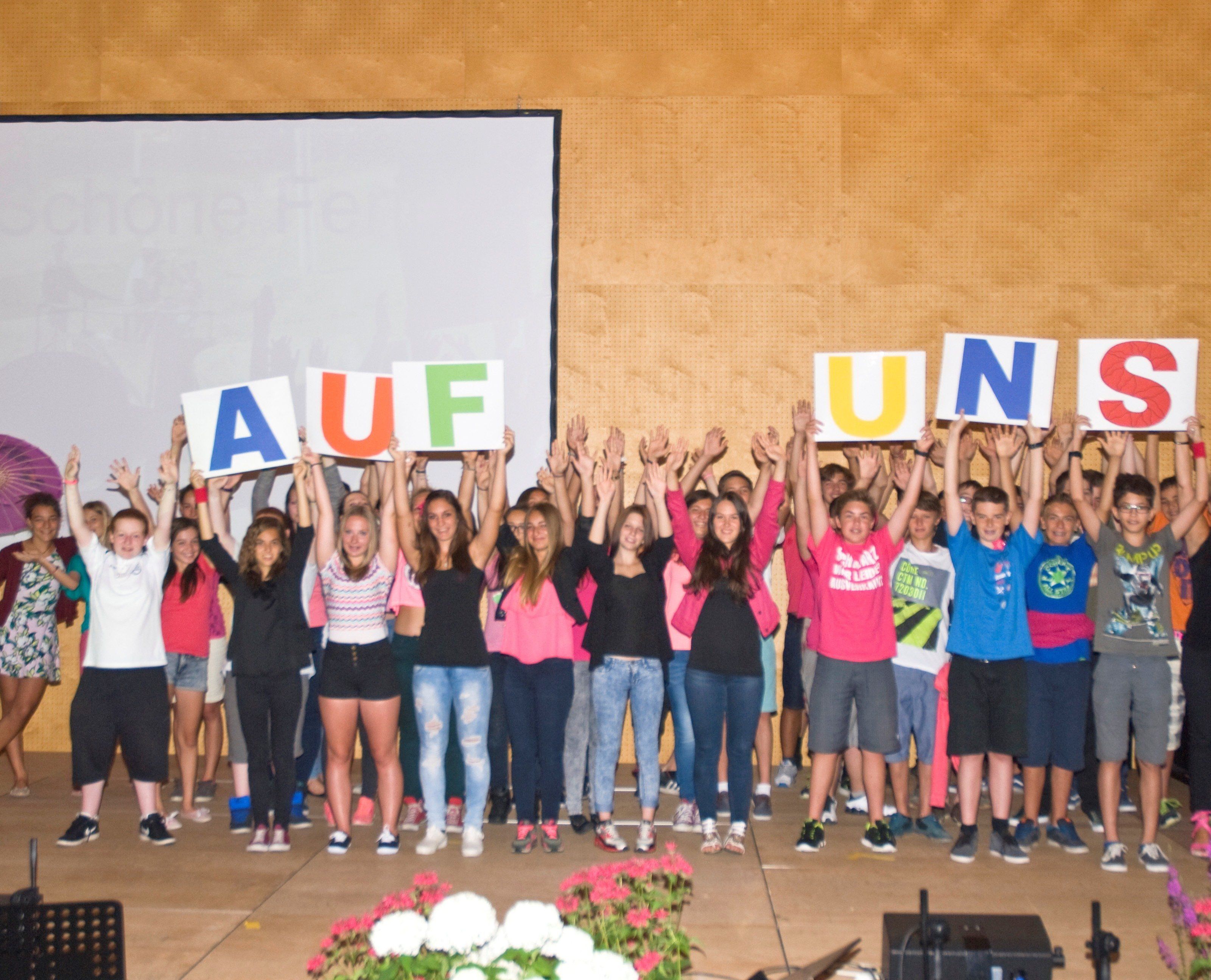 Ein fröhlicher Haufen verabschiedete sich in die Ferien Ein fröhlicher Haufen verabschiedete sich in die Ferien