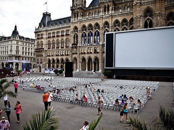 Blick aufs Film-Festival am Rathausplatz.