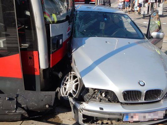 Der Pkw-Lenker konnte sich selbst aus dem Fahrzeug befreien.