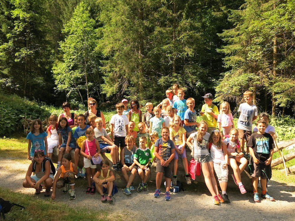 Die Kinder freuten sich ihren Gewinn Die Kinder freuten sich ihren Gewinn
