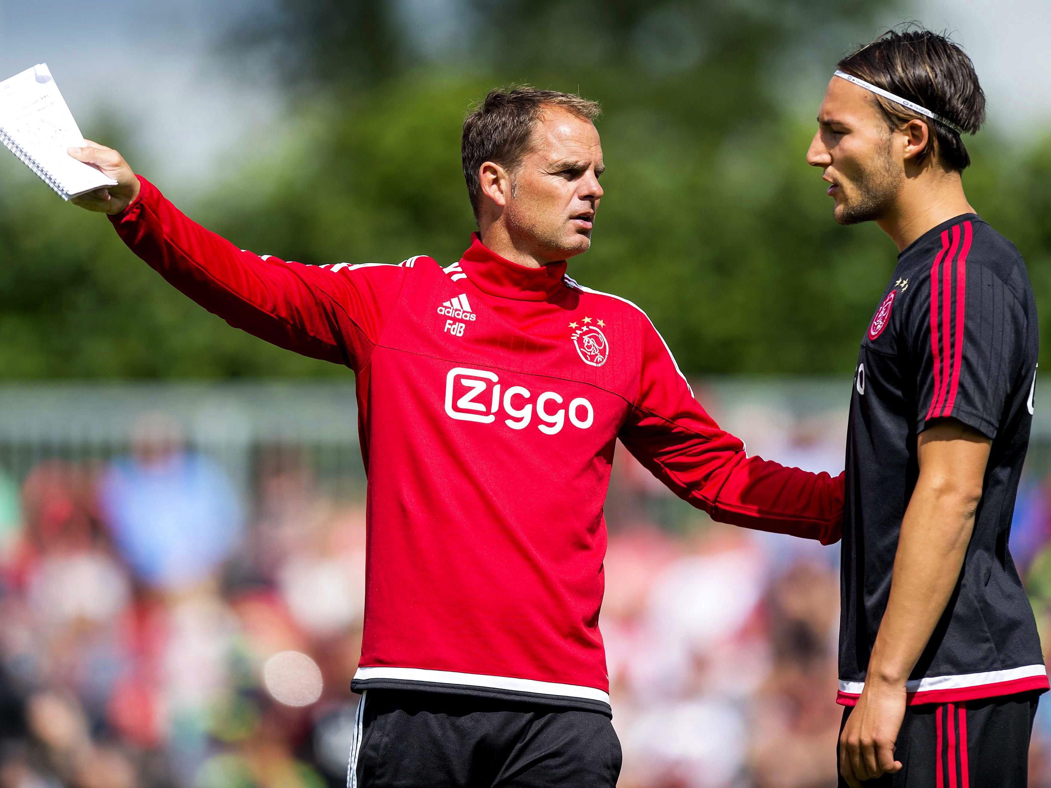 Ajax-Trainer De Boer geht selbstbewusst in die Partie gegen Rapid Wien.