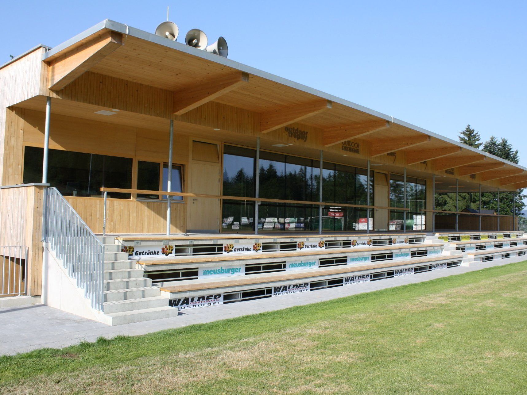 Das Lingenauer Clubheim besticht mit seiner schlichten, modernen Architektur und bietet beste Fußball-Infrastruktur. Das Lingenauer Clubheim besticht mit seiner schlichten, modernen Architektur und bietet beste Fußball-Infrastruktur.
