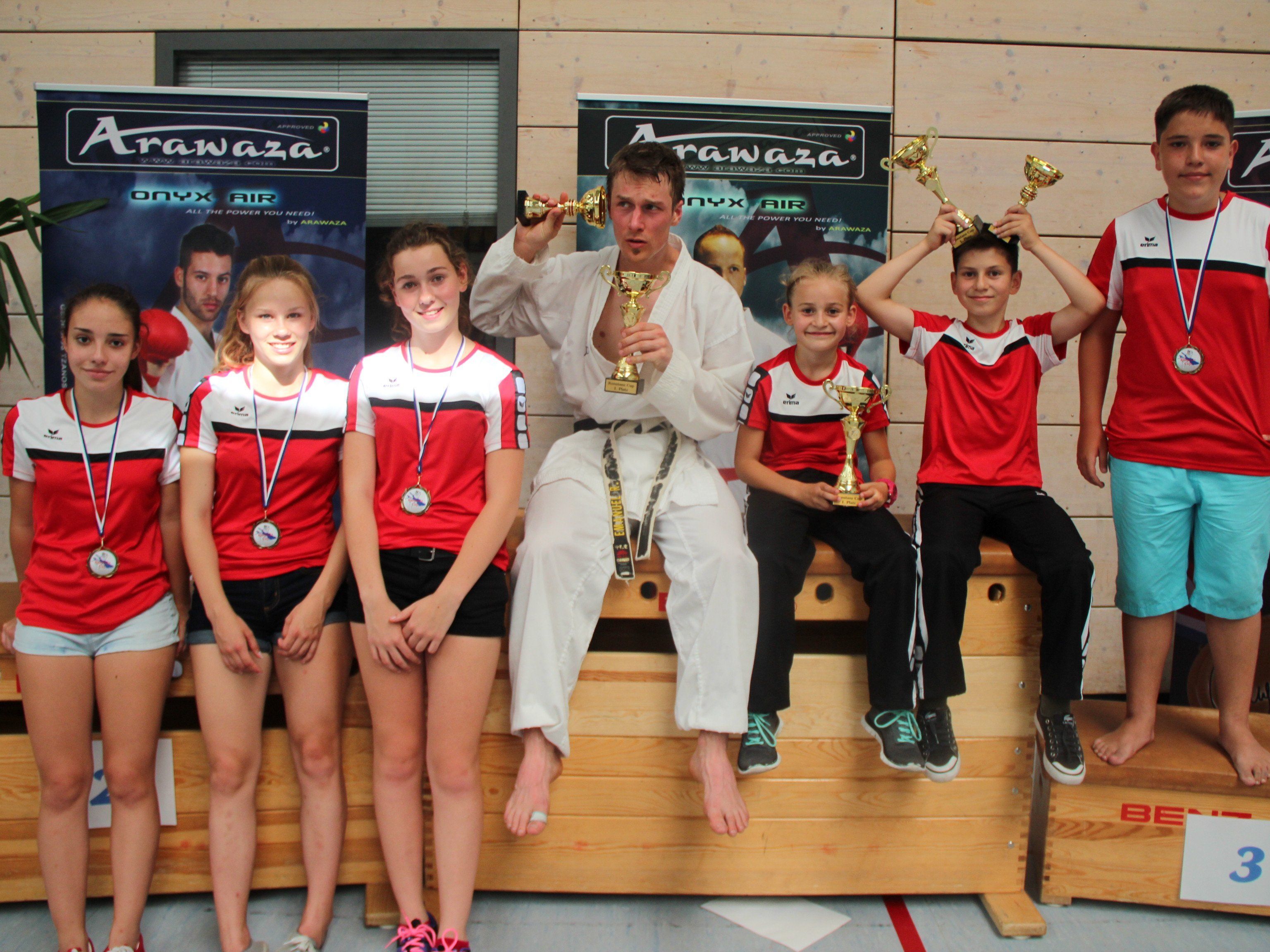 Erfolgreiche Teilnehmer nach der Siegerehrung V.li: Sandra Dabic, Melissa Böckle, Selina Bösch, Emanuel Riedmann, Sara Skijelj, Hamsat Israilov, Sasa Dabic Erfolgreiche Teilnehmer nach der Siegerehrung V.li: Sandra Dabic, Melissa Böckle, Selina Bösch, Emanuel Riedmann, Sara Skijelj, Hamsat Israilov, Sasa Dabic