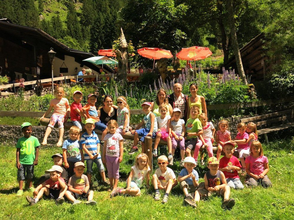 Harry Prünster mit den Kindern des Kindergarten Silbertal nach den Drehaufnahmen im Fellimännle Harry Prünster mit den Kindern des Kindergarten Silbertal nach den Drehaufnahmen im Fellimännle