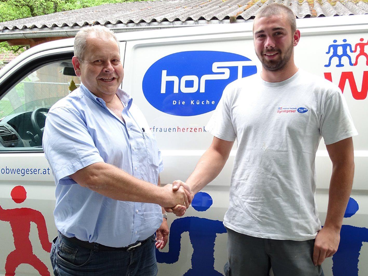 Horst Obwegeser (l.) gratuliert Manuel Klien, dem derzeit jüngsten Elektromeister im Land.