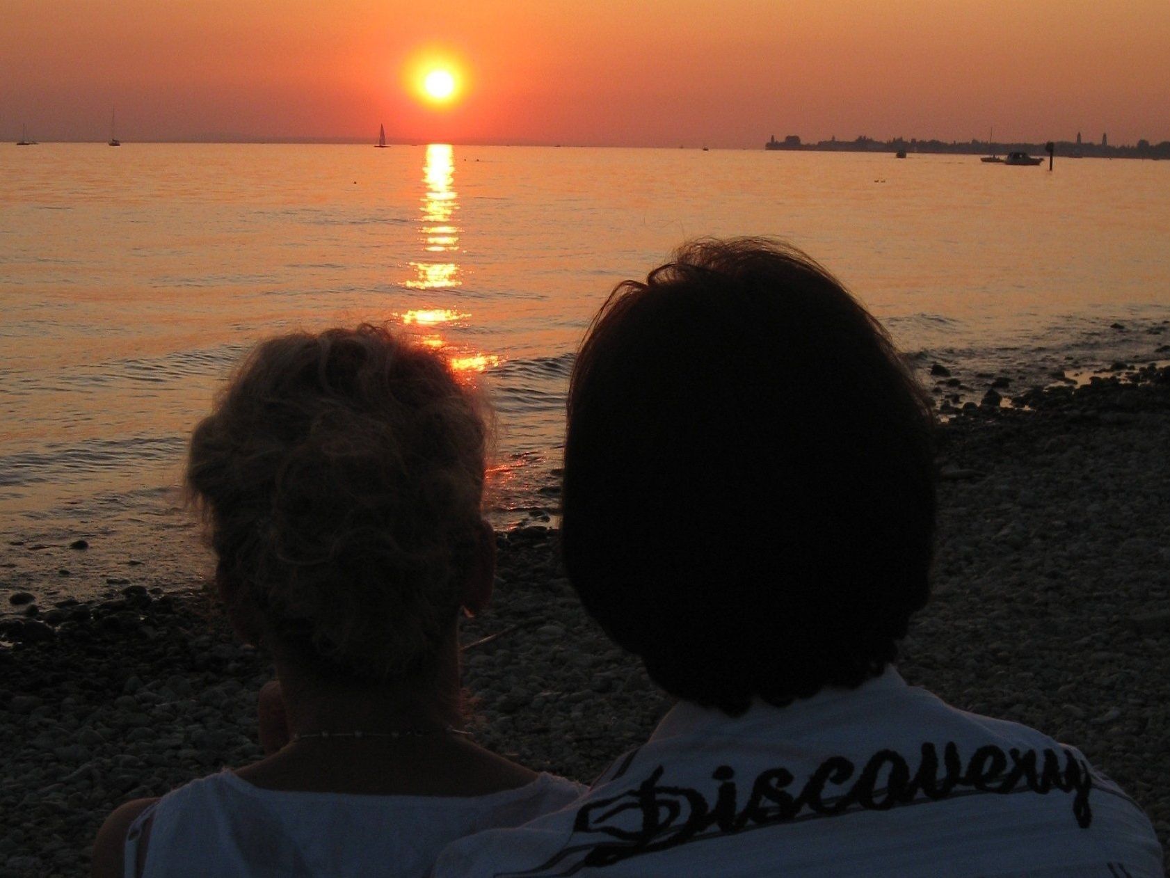 An diesem Sommerabend ist auf der Terrasse des Strandbad-Cafe-Restaurants „Treff am See“ laut Wetterbericht auch ein stimmungsvoller Sonnenuntergang garantiert. An diesem Sommerabend ist auf der Terrasse des Strandbad-Cafe-Restaurants „Treff am See“ laut Wetterbericht auch ein stimmungsvoller Sonnenuntergang garantiert.