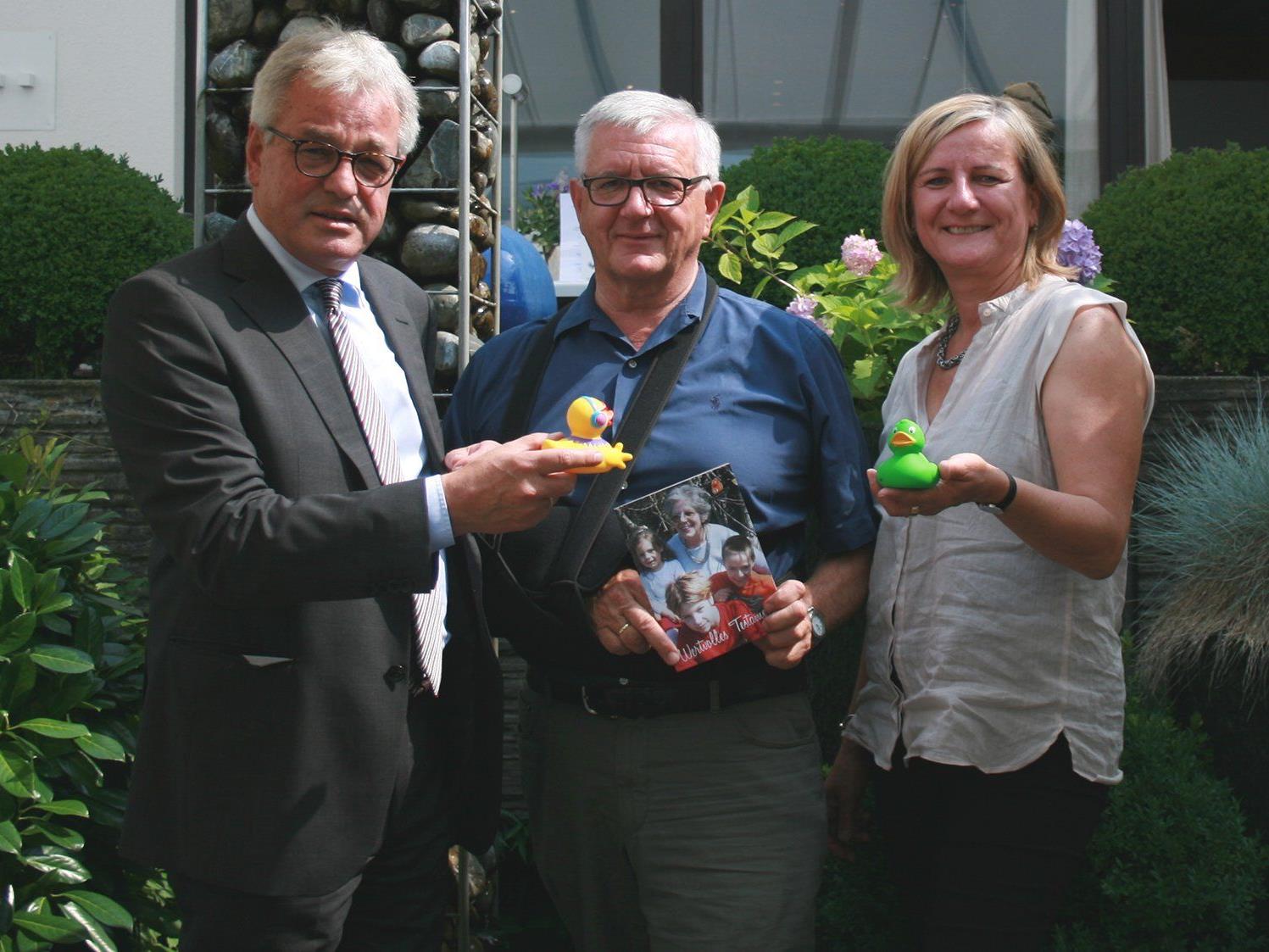 v.l.: Wolfgang Götze (Notar), Franz Abbrederis (Obmann „Netz für Kinder“) und Maria Feurstein (Geschäftsführerin „Netz für Kinder“) präsentierten die Bilanz des Vereinsjahres 2014.
