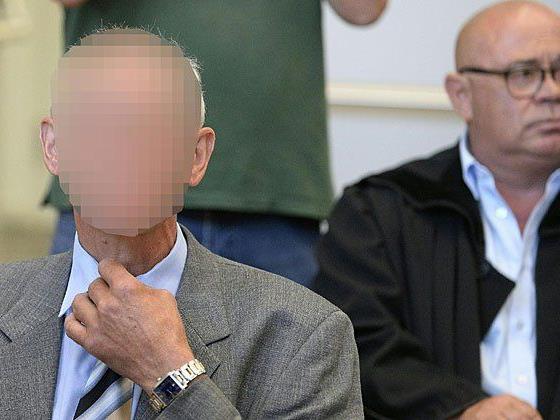 Der 58-jährige "Kellerbesitzer" mit Anwalt Werner Tomanek beim Prozess in Eisenstadt