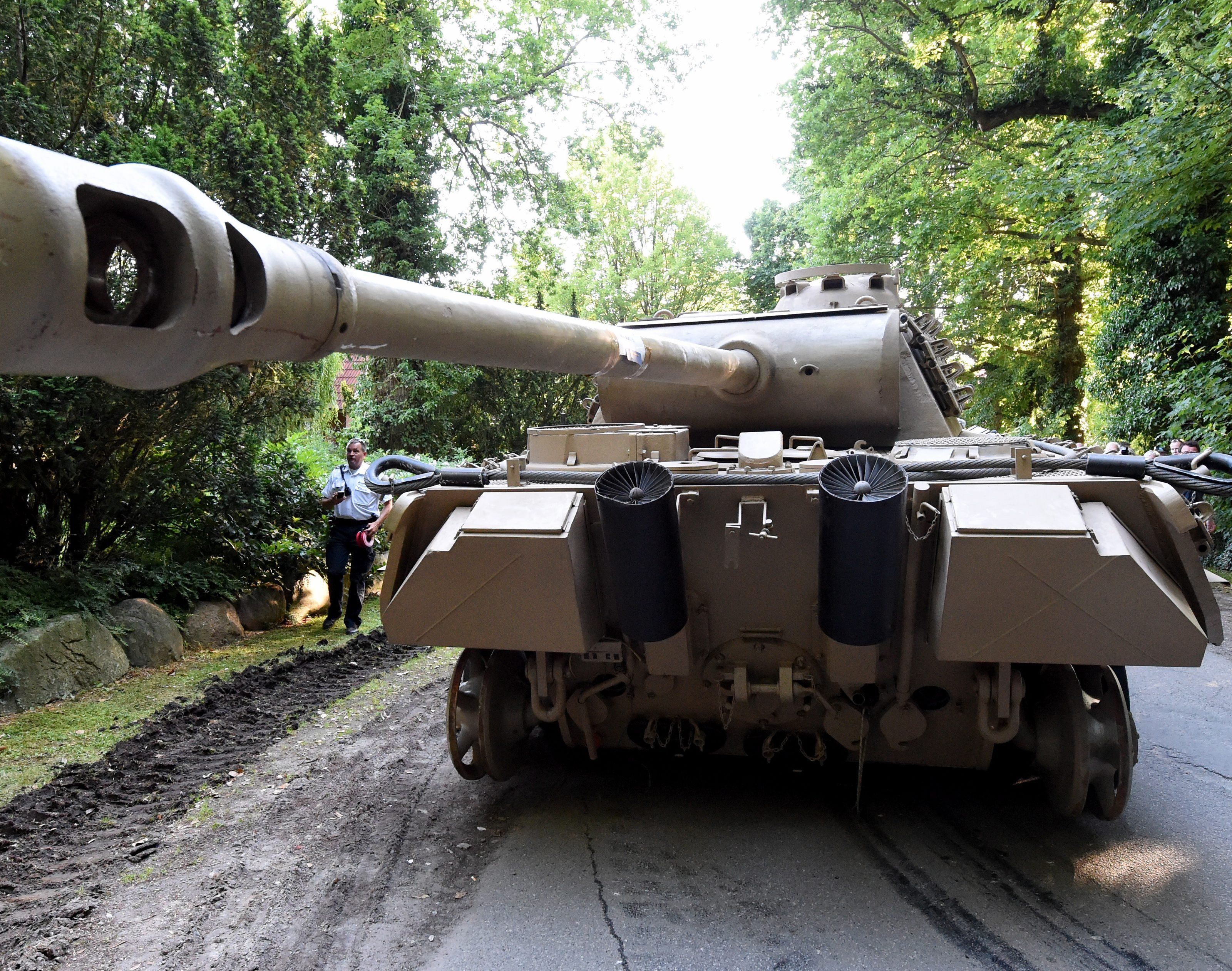 Der geborgene Wehrmachtspanzer vom Typ "Panther" ohne Ketten vor dem Abtransport. Der geborgene Wehrmachtspanzer vom Typ "Panther" ohne Ketten vor dem Abtransport.
