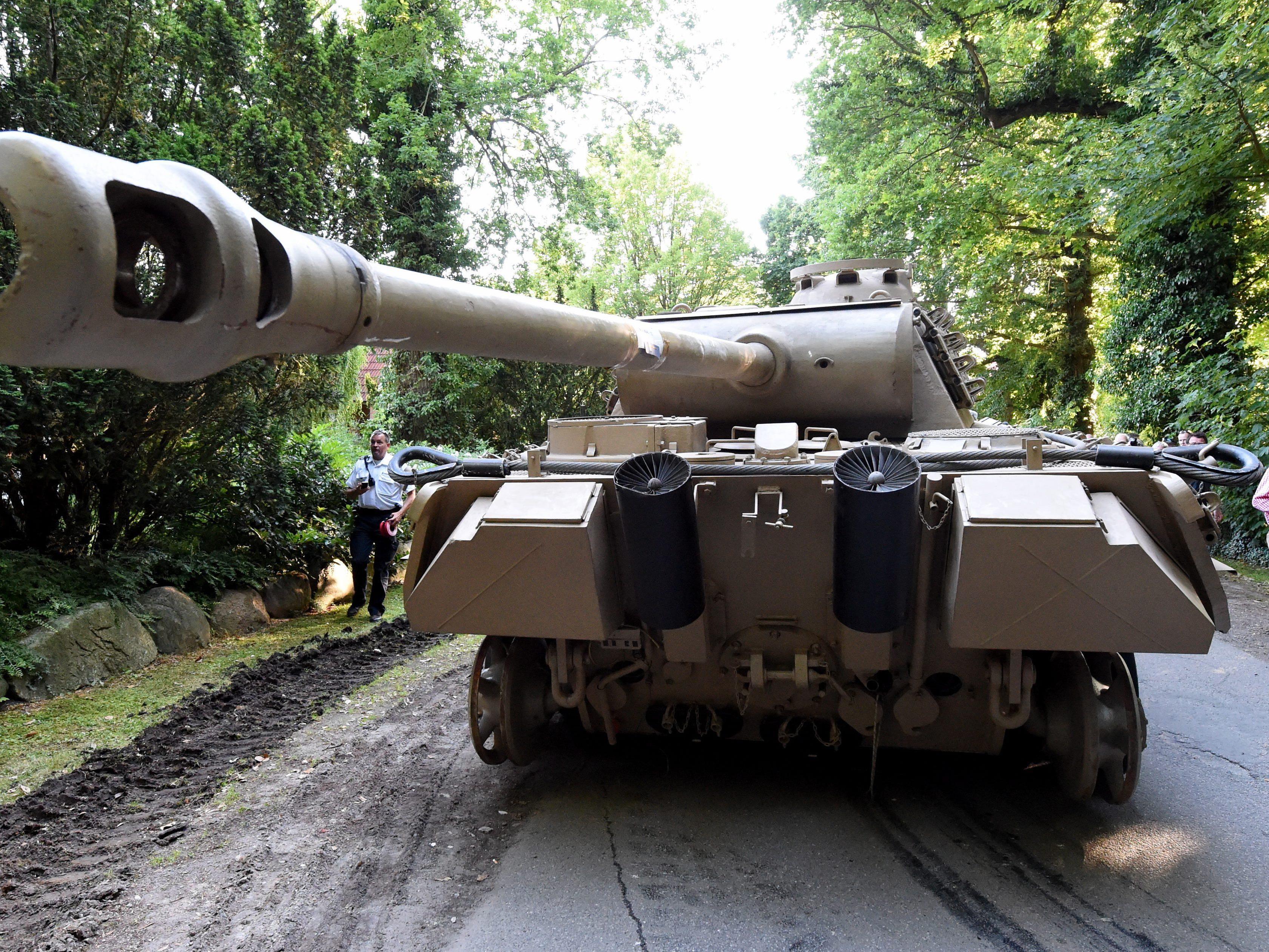 Der geborgene Wehrmachtspanzer vom Typ "Panther" ohne Ketten vor dem Abtransport.