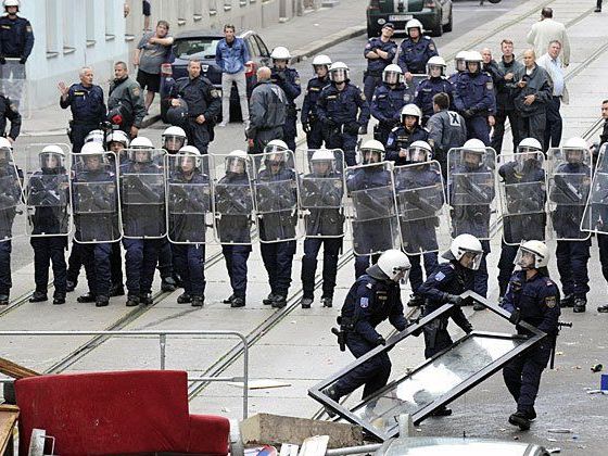 Polizisten vor dem Haus Mühlfeldgasse 12 in Wien-Leopoldstadt, im Rahmen der Räumung am 28. Juli 2014