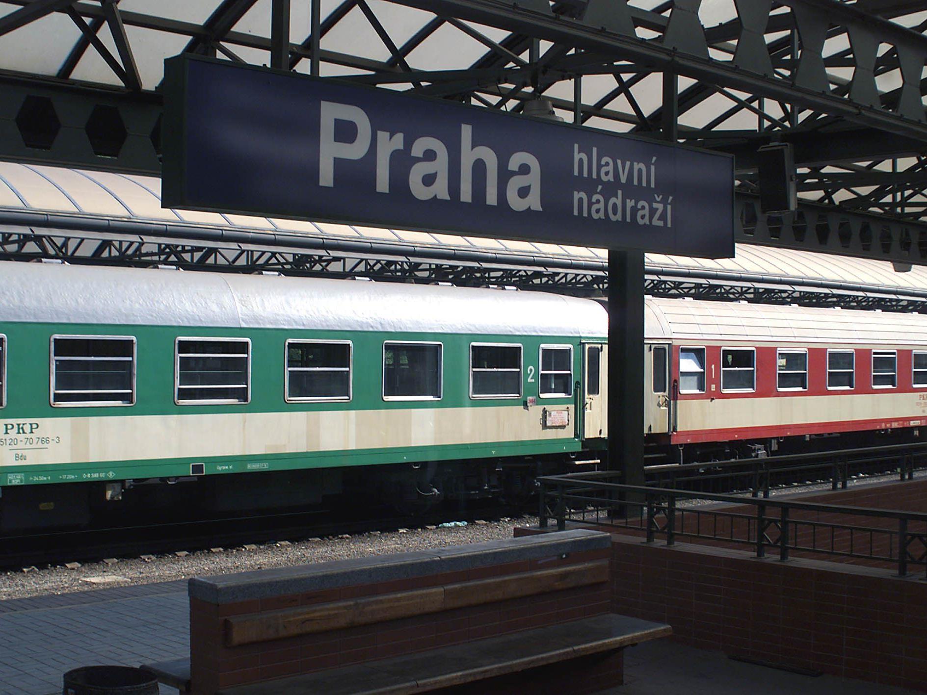 Entgleister Zug schob sich auf Bahnsteig in Prager Bahnhof