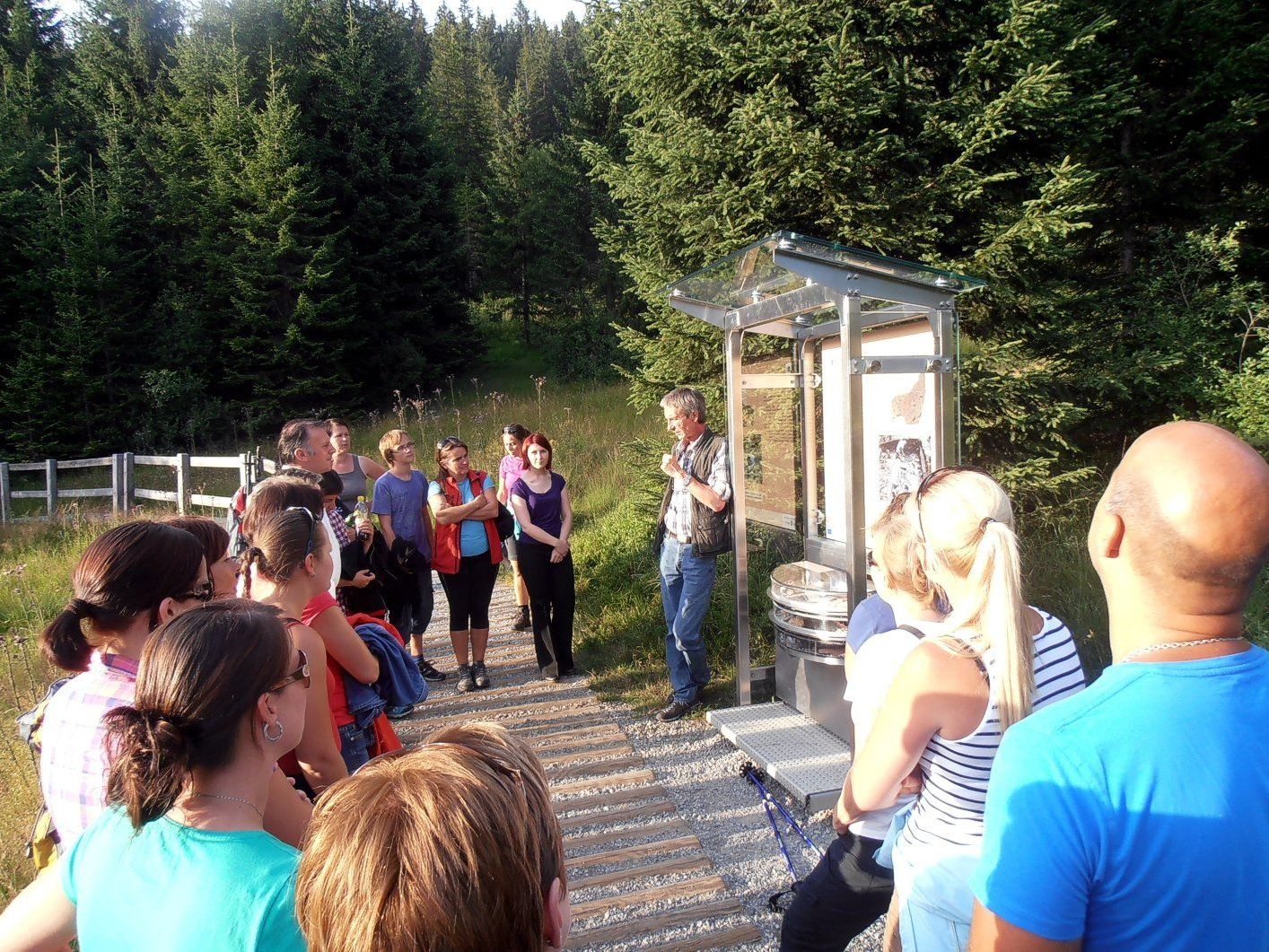 Klaus Bertle führt die Besucher in die Bergbaugeschichte ein. Klaus Bertle führt die Besucher in die Bergbaugeschichte ein.